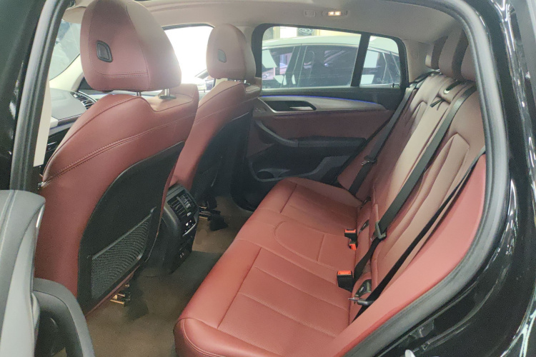 BMW X4 2023 car image #17