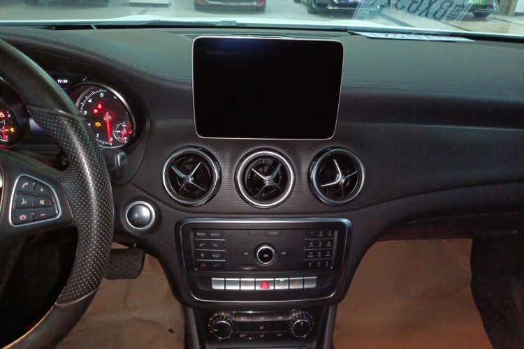 Mercedes-Benz GLA Class 2018 car image #17