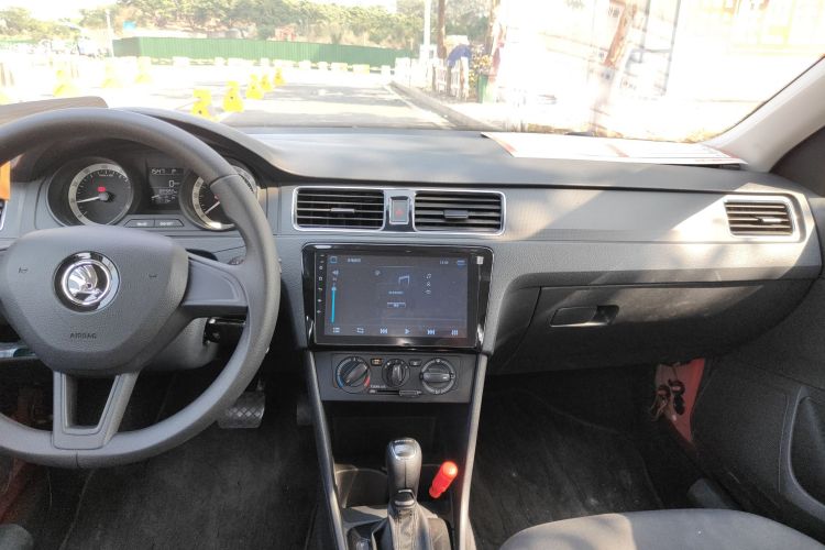 Skoda Rapid Spaceback 2018 car image #17