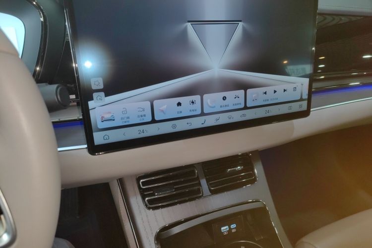 BYD Han 2024 car image #17