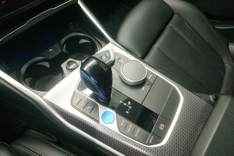 BMW i4 2022 car image #17