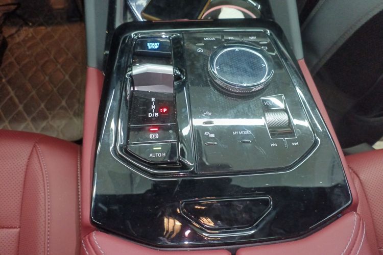 BMW i5 2024 car image #17