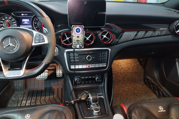 Mercedes-Benz GLA AMG 2018 imagem de carro #17