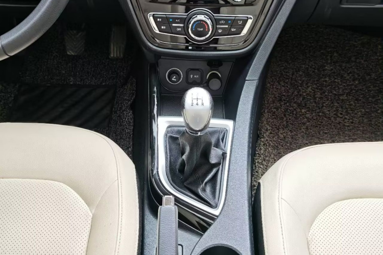 Changan Alsvin V7 2016 car image #17