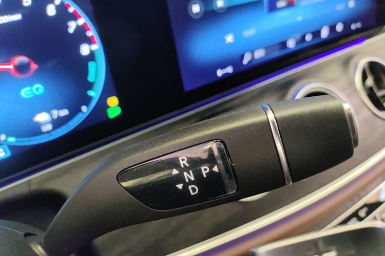 Mercedes-Benz E Class New Energy 2022 car image #17