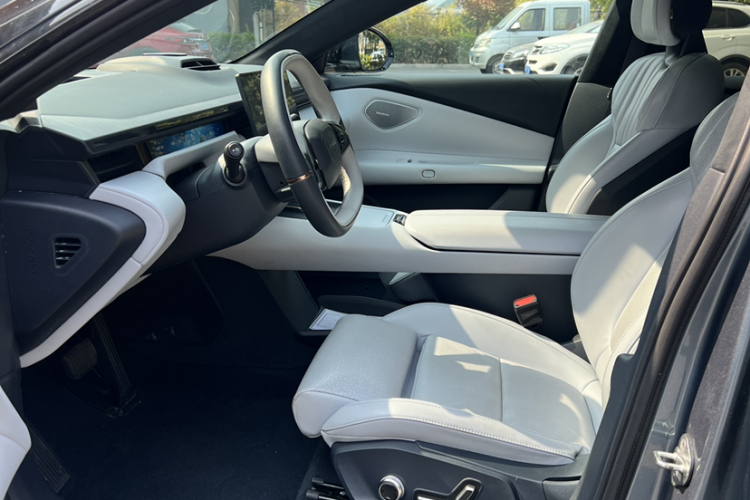 Lynk & Co 2025 car image #17