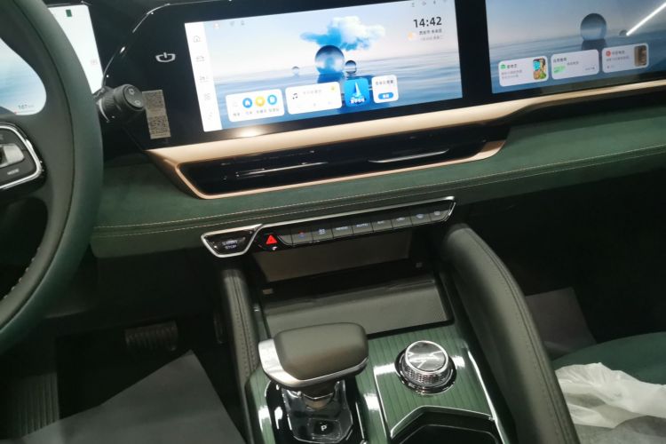 GEELY 2025 #17 GEELY 2025 car image #17