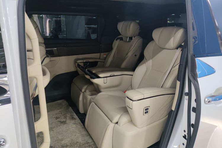 Toyota Vellfire 2024 car image #17