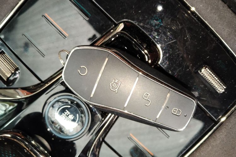 BYD Han 2023 car image #17