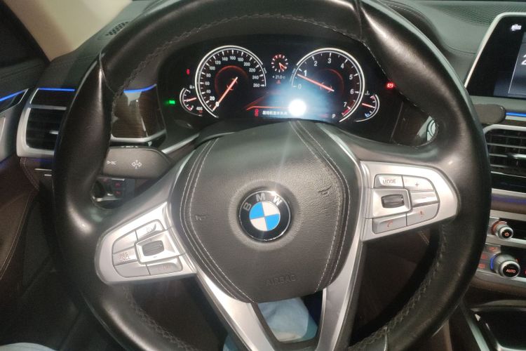 BMW 7 Series 2018 car image #17