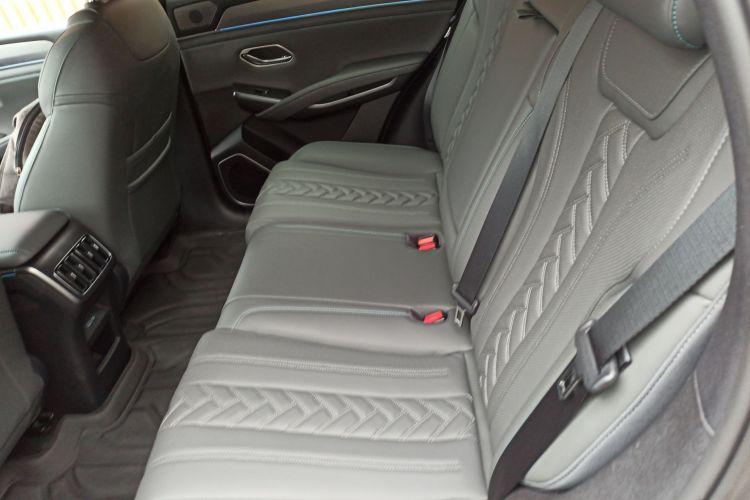 BYD SongL DM-i 2025 #17 BYD SongL DM-i 2025 car image #17