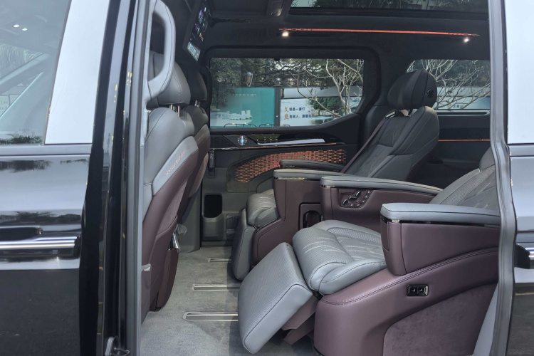 Zeekr 009 2025 car image #17