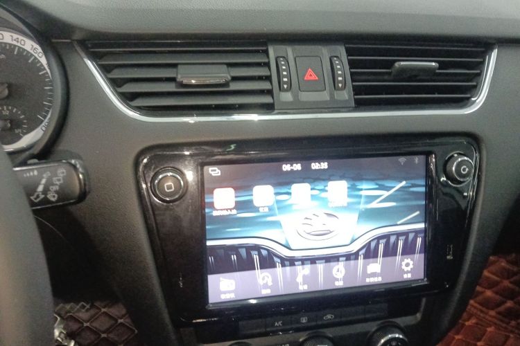 Skoda Octavia 2018 car image #17