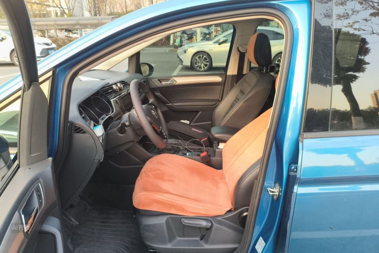 Volkswagen Touran 2019 car image #17