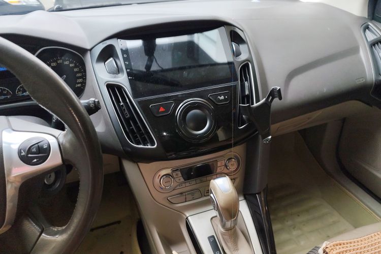 Ford Focus 2014 car image #17