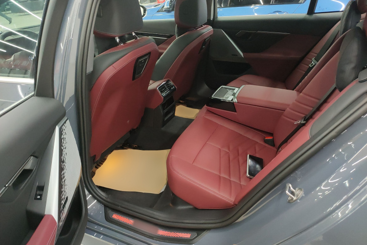BMW i5 2025 car image #17