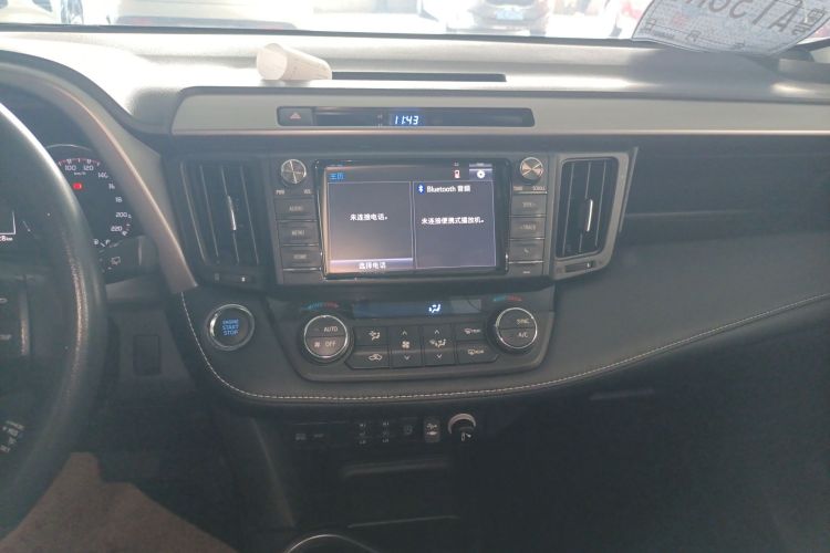 Toyota RAV4 2018 car image #17