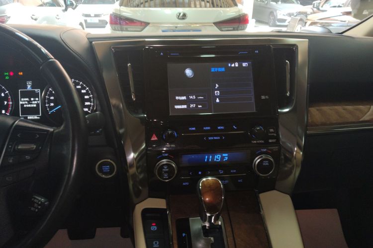 Toyota Alphard 2017 car image #17