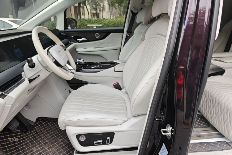 Forthing V9 2025 car image #17