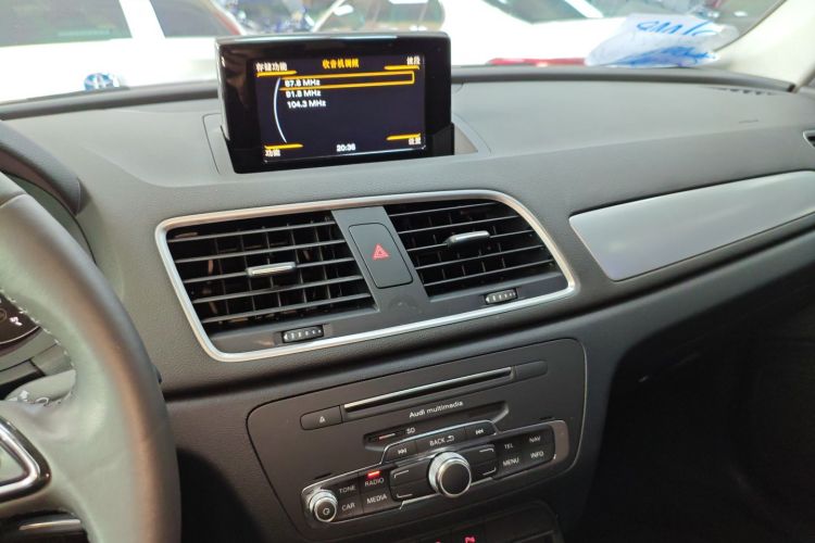 Audi Q3 2017 car image #17