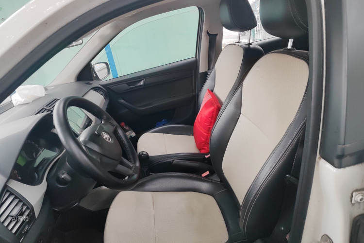 Skoda Fabia 2016 car image #17