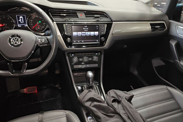 Volkswagen Touran 2018 car image #17