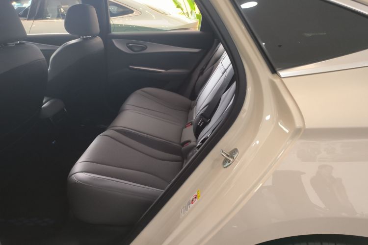 BYD Seal 07 DM-i 2025 car image #17