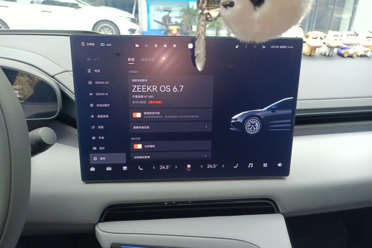 Zeekr 001 2025 car image #17