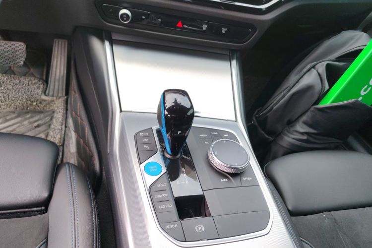 BMW i4 2022 #17 BMW i4 2022 car image #17