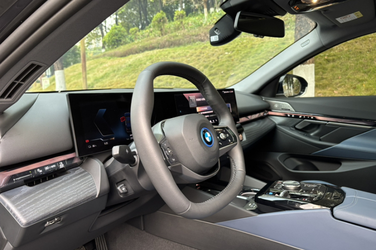 BMW i5 2024 car image #17