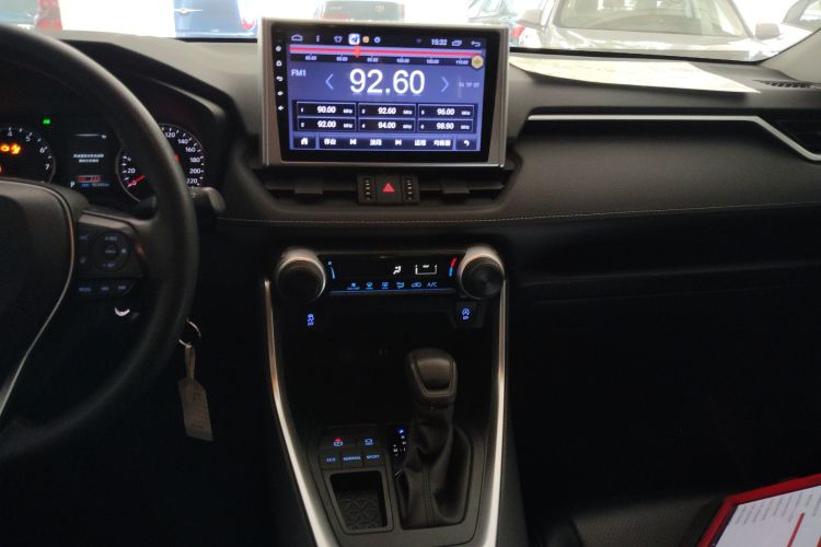 Toyota RAV4 2021 car image #17