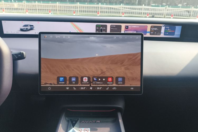 Avatr 06 2025 car image #17