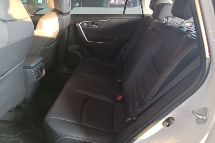 Toyota RAV4 2022 car image #17