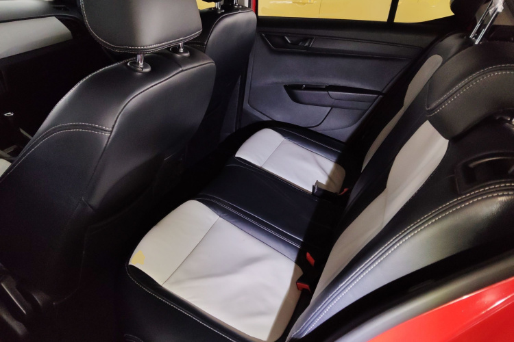 Skoda Fabia 2016 immagine di auto #17