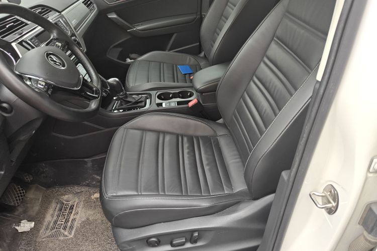 Volkswagen Touran 2021 car image #17