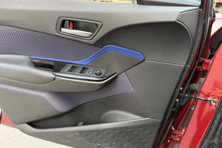 Toyota C-HR 2020 car image #17