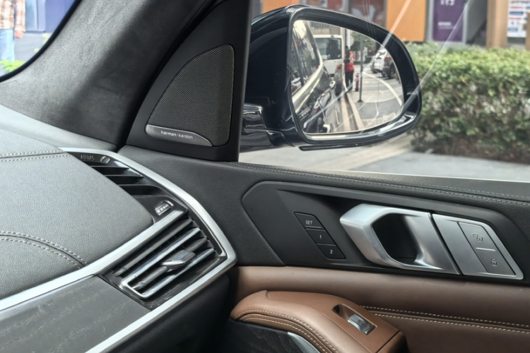 BMW X7 2020 car image #17