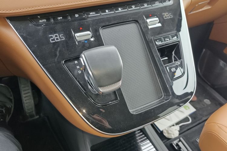 HongQi HQ9 PHEV 2024 #17 HongQi HQ9 PHEV 2024 car image #17