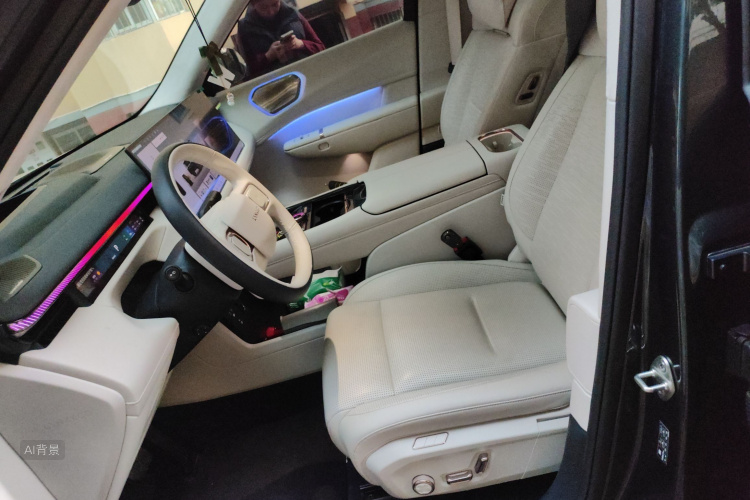 Lynk & Co 900 2025 car image #17