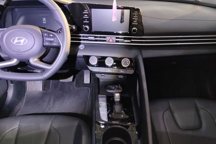 Hyundai Elantra 2024 car image #17