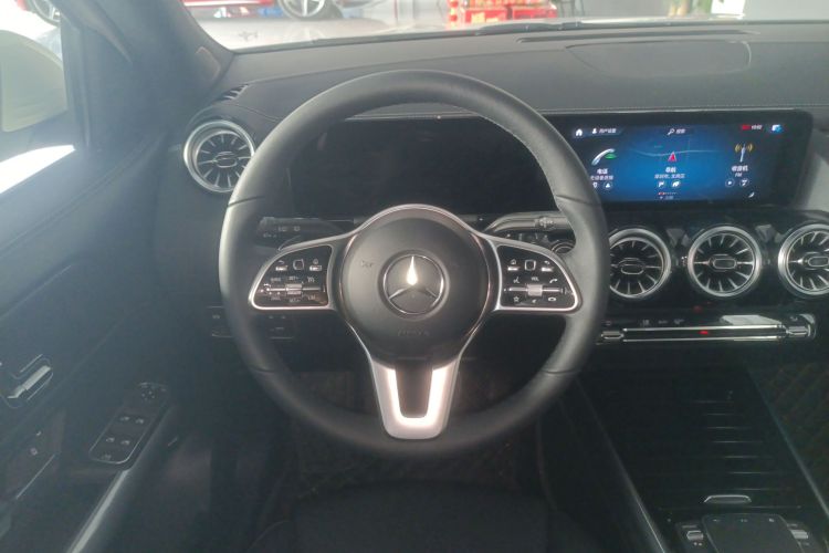 Mercedes-Benz GLA Class 2023 immagine di auto #17