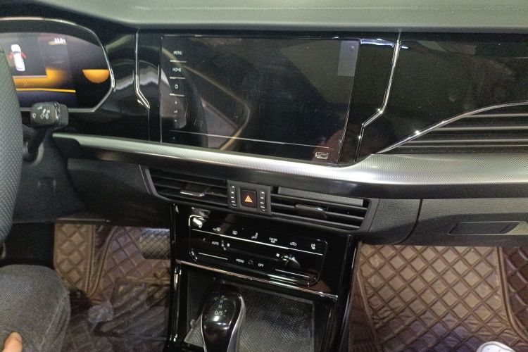 Volkswagen Passat 2025 immagine di auto #17