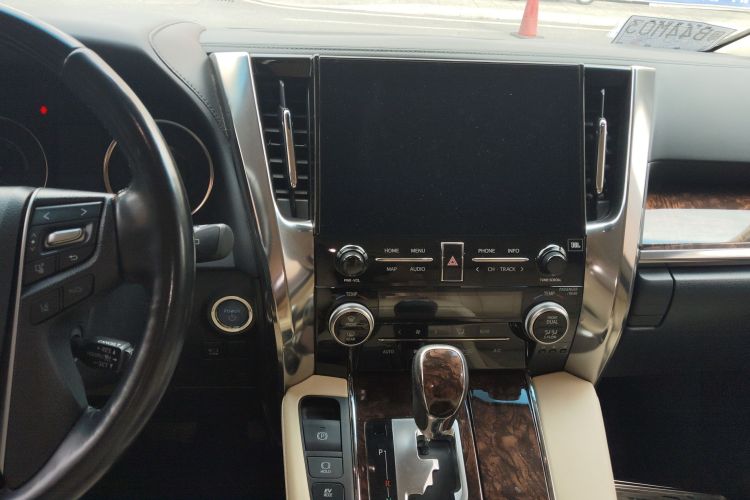 Toyota Alphard 2021 car image #17