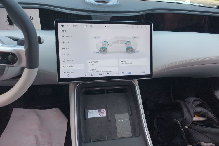 Avatr 11 2024 car image #17