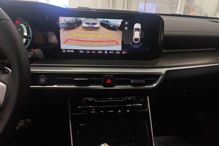 Kia K5 2025 car image #17