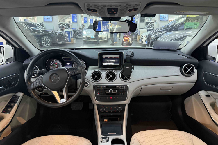 Mercedes-Benz GLA Class 2015 immagine di auto #17