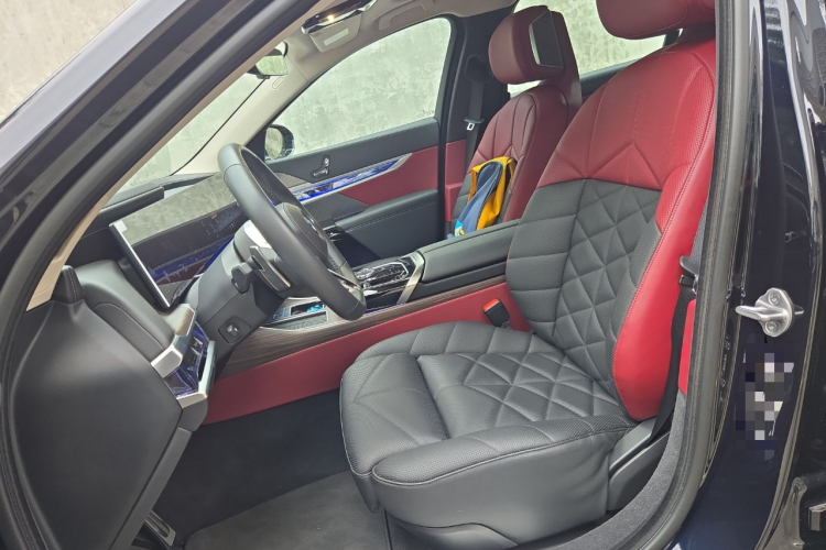 BMW 7 Series 2025 car image #17