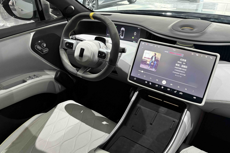 Avatr 11 2023 car image #17