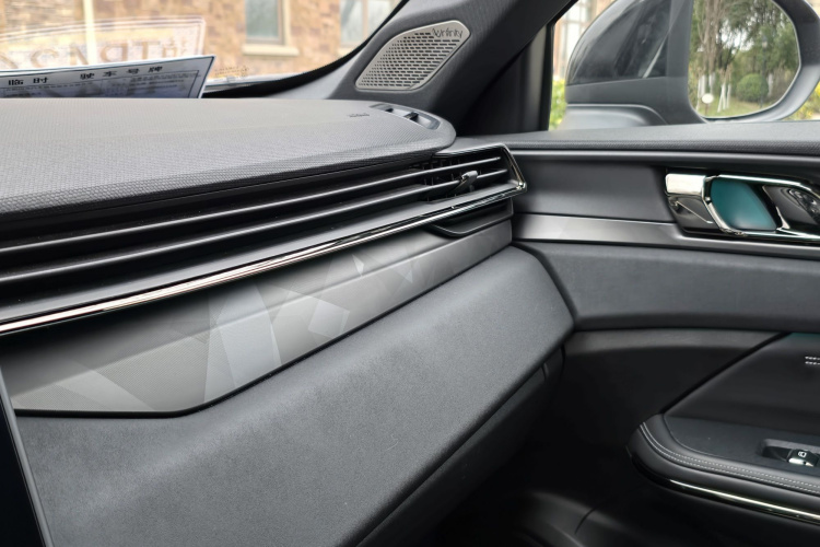 Lynk & Co 01 EM-P 2022 car image #17