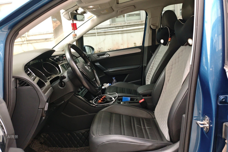 Volkswagen Touran 2018 car image #17